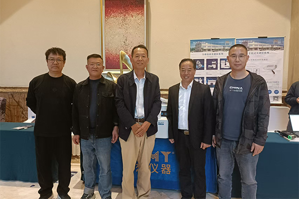 與嘉賓合影紀念 /cxyq/20241017084638-Fk7aETGjBOBWgDipxvzOBM5Joaug.jpg